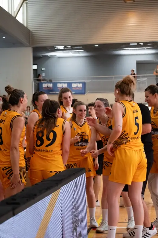 Un huddle d'équipe avant le match